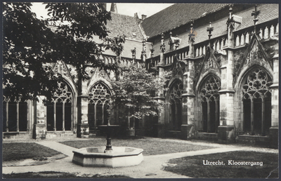 606200 Gezicht op de kruisgang van de Domkerk (Domplein) te Utrecht, met op de voorgrond de fontein in de pandhof.